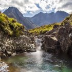 Vista panorámica de la pequeña cascada, Isla de Skye, Escocia, Reino Unido - foto de stock