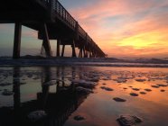 Sunrise over pier, Jacksonville Beach, Florida, EUA — Fotografia de Stock