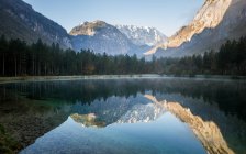 Vista panorâmica das montanhas refletindo no lago de montanha, Salzburgo, Áustria — Fotografia de Stock