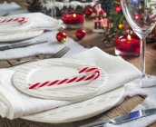Weihnachtliche Tischdekoration mit Dekoration und Geschirr — Stockfoto