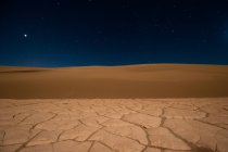 Sable et étoiles dans la vallée de la mort, Death Valley National Park, Californie, Amérique, États-Unis — Photo de stock