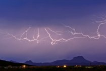 EUA, Arizona, Condado de Maricopa, Hassayampa, vista panorâmica do relâmpago sobre as montanhas — Fotografia de Stock