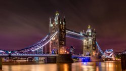 Vista panorámica del Tower Bridge por la noche, Londres, Reino Unido - foto de stock