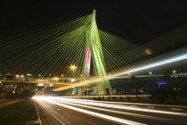 Brasilien, Bundesstaat Sao Paulo, Sao Paulo, Octavio Frias de Oliveira Brücke in der Nacht — Stockfoto