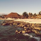 Vista panorámica de arrecifes y playa soleada, Isla de Cozumel, México - foto de stock