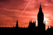 Houses of Parliament and Big Ben silhouetted against red sky, London, UK — Stock Photo