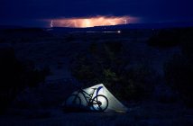 Vista panorámica del camping atmosférico con luz nocturna, Colorado, EE.UU. - foto de stock
