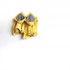 Deux imperméables jaunes suspendus au mur blanc — Photo de stock