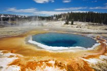 Majestic view of opal pool in Midway Geyser Basin, Yellowstone National Park, Wyoming, America, USA — Stock Photo