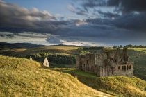 Ruinen der Burg von Crichton und die umliegende Landschaft von einem mit welkem Gras bedeckten Hügel aus gesehen, Pfadkopf, Midlothian, Schottland, Großbritannien — Stockfoto