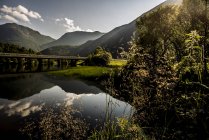 Norwegen, borgund, laerdal, Berge, die sich im Fluss spiegeln — Stockfoto