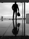 Silhueta de homem com mala de pé no aeroporto — Fotografia de Stock