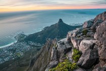 Vue panoramique sur la montagne rocheuse et la mer au coucher du soleil, montagne de la Table, Le Cap, Afrique du Sud — Photo de stock