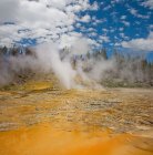 Vista panorâmica do geyser, Parque Nacional de Yellowstone, Wyoming, América, EUA — Fotografia de Stock
