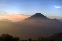 Majestosa vista da paisagem montanhosa, Dieng, Gunung Sikune, Java Central, Indonésia — Fotografia de Stock