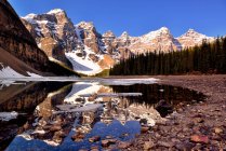 Vue fascinante sur le lac Moraine et la vallée des dix sommets, parc national Banff, Alberta, Canada — Photo de stock
