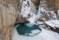 Vista panorámica del cañón de Johnson en invierno, Banff, Canadá - foto de stock
