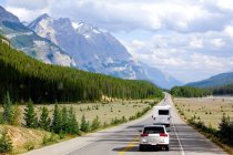 Autos auf der trans-kanadischen Autobahn — Stockfoto