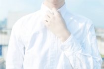 Close-up de homem vestindo camisa branca botão para baixo — Fotografia de Stock