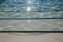 Vue surélevée sur les marches de la piscine — Photo de stock