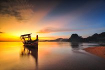 Vista panorâmica de tongkang no mar ao nascer do sol, Camboja — Fotografia de Stock