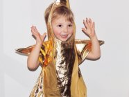 Sorrindo menino em fantasia vestido de ouro estrela traje — Fotografia de Stock
