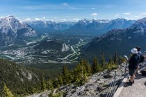 Two people looking at view from Sulphur Mountain, Canada, Alberta, Banff National Park — Stock Photo