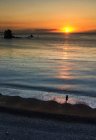 Espanha, Astúrias, Playa del Silencio, vista panorâmica da paisagem e pessoa silhueta ao pôr do sol — Fotografia de Stock