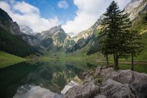 Suiza, Appenzellerland, Seealpsee, Paisaje con lago y cordillera - foto de stock