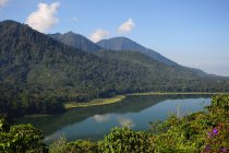 Индонезия, Бали, живописный вид на озеро в горах — стоковое фото