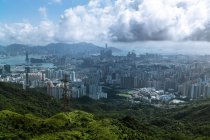Vue panoramique de la ville d'humeur nuageuse, Hong Kong — Photo de stock