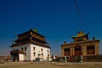 Живописный вид на два здания против ясного неба, главный храм, Ганданьский Хиидский монастырь, Улан-Батор, Монголия — стоковое фото