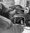 Nahaufnahme von Mann beim Zähneputzen im Badezimmer — Stockfoto