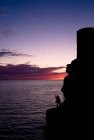 Croazia, Dubrovnik-Neretva, Dubrovnik, Silhouette dell'uomo che pesca dalla formazione rocciosa — Foto stock