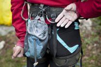 Середня секція жіночого альпініста, вид ззаду — стокове фото