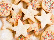 Primo piano dei biscotti di Natale a forma di stelle e cerchi — Foto stock