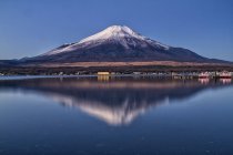Vista panorámica del famoso Monte Fuji en Japón reflejándose en el lago - foto de stock
