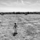 Menina em pé no campo — Fotografia de Stock