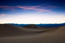 Vue panoramique sur les dunes de sable au coucher du soleil — Photo de stock