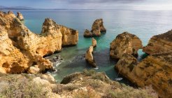 Vue panoramique sur les formations rocheuses au bord de la mer, Portugal — Photo de stock