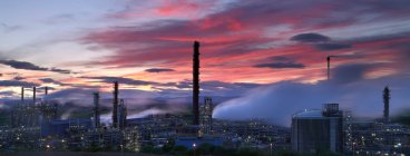 Illuminated natural gas processing plant at dusk — Stock Photo