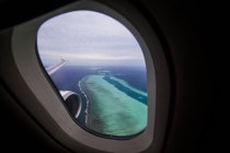 Maldivas, Islas tropicales vistas desde la ventana del avión - foto de stock