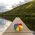 Paraguas multicolor en embarcadero, Escocia, Reino Unido - foto de stock