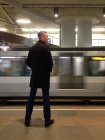 Homem maduro à espera de trem na plataforma do metrô — Fotografia de Stock