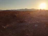 Vista panorámica de la hermosa puesta de sol en el desierto - foto de stock