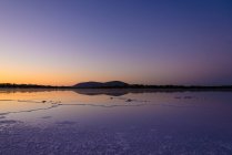 Calma lago salato al crepuscolo, penisola di Eyre, Australia — Foto stock