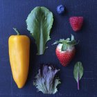 Frutas, verduras y hojas de ensalada, composición elegante de alimentos - foto de stock