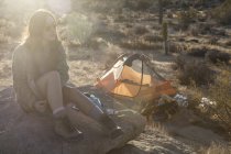 Woman camping in Joshua Tree — Stock Photo