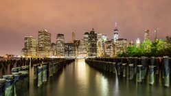 Malerischer Blick auf lower manhattan bei Nacht, New York City, USA — Stockfoto