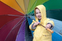 Retrato de Menino segurando guarda-chuva colorido — Fotografia de Stock